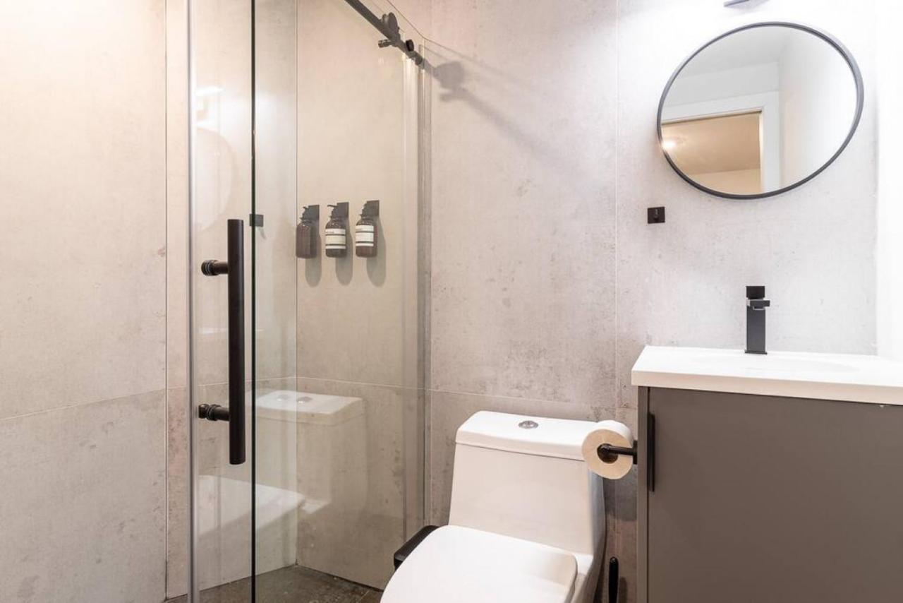 Thena Hotel - Spacious 1 Bedroom フィラデルフィア エクステリア 写真